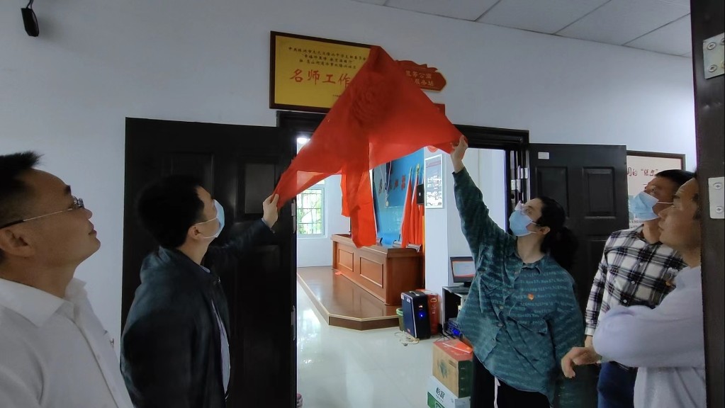 家校共育 党员亮新招 ——天元区两所学校将课堂开进社区