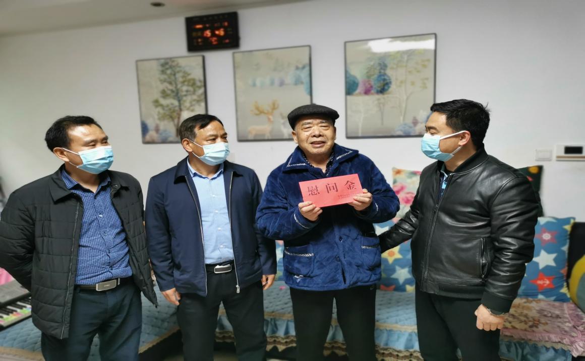祭扫革命先烈  慰问烈士遗属