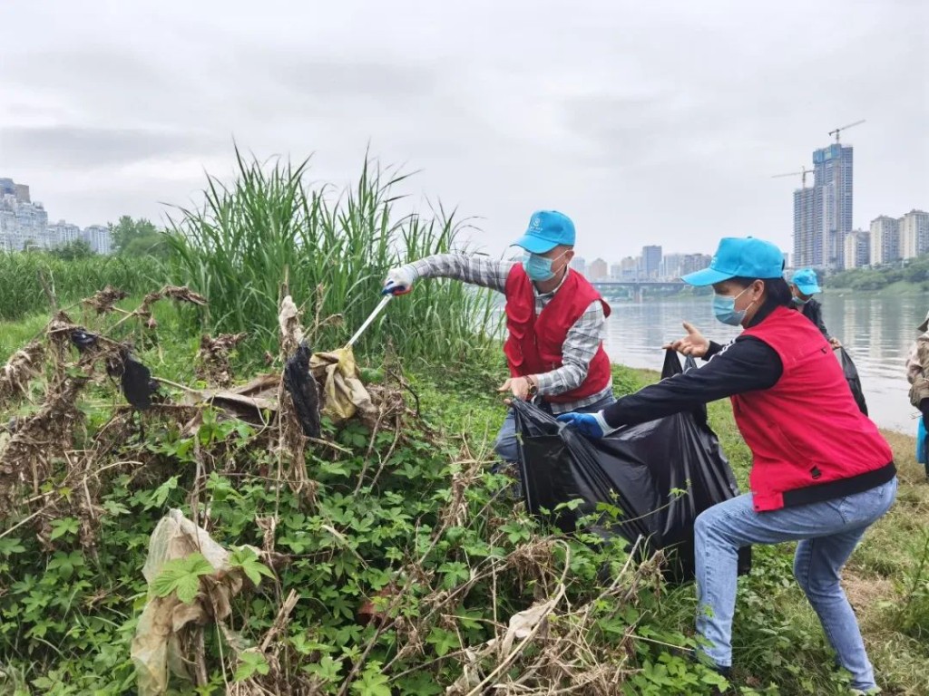 天元区:深度清理湘江沿岸垃圾
