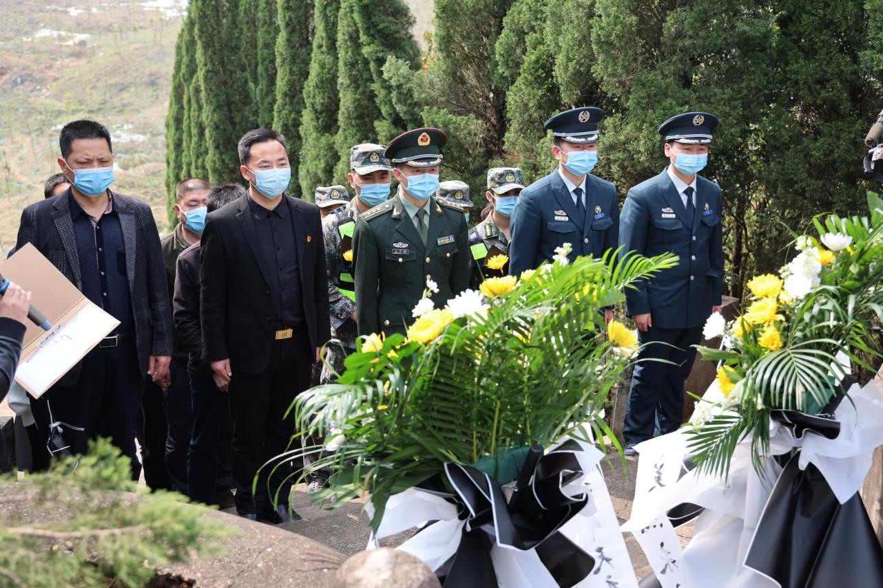 祭扫革命先烈  慰问烈士遗属