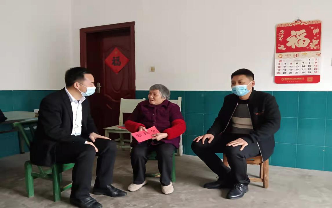 祭扫革命先烈  慰问烈士遗属