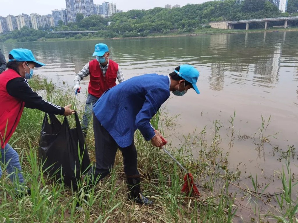 天元区:深度清理湘江沿岸垃圾