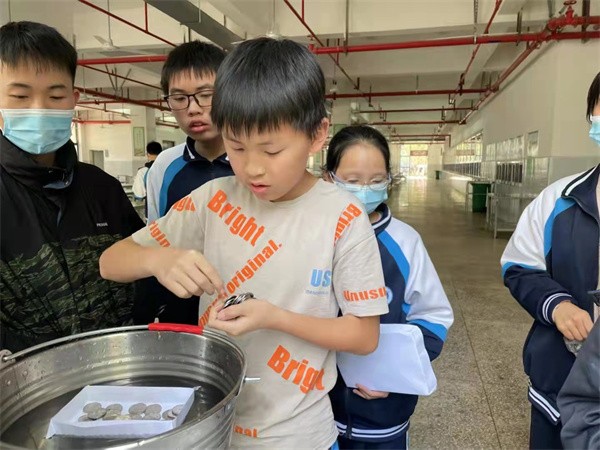 隆兴中学举办“科技筑强国·一起向未来”校园科技节系列活动