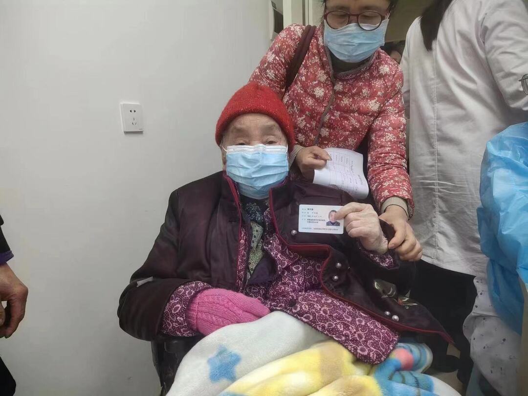 天元区96岁老人顺利接种新冠疫苗 “打了疫苗，才能放心出门”
