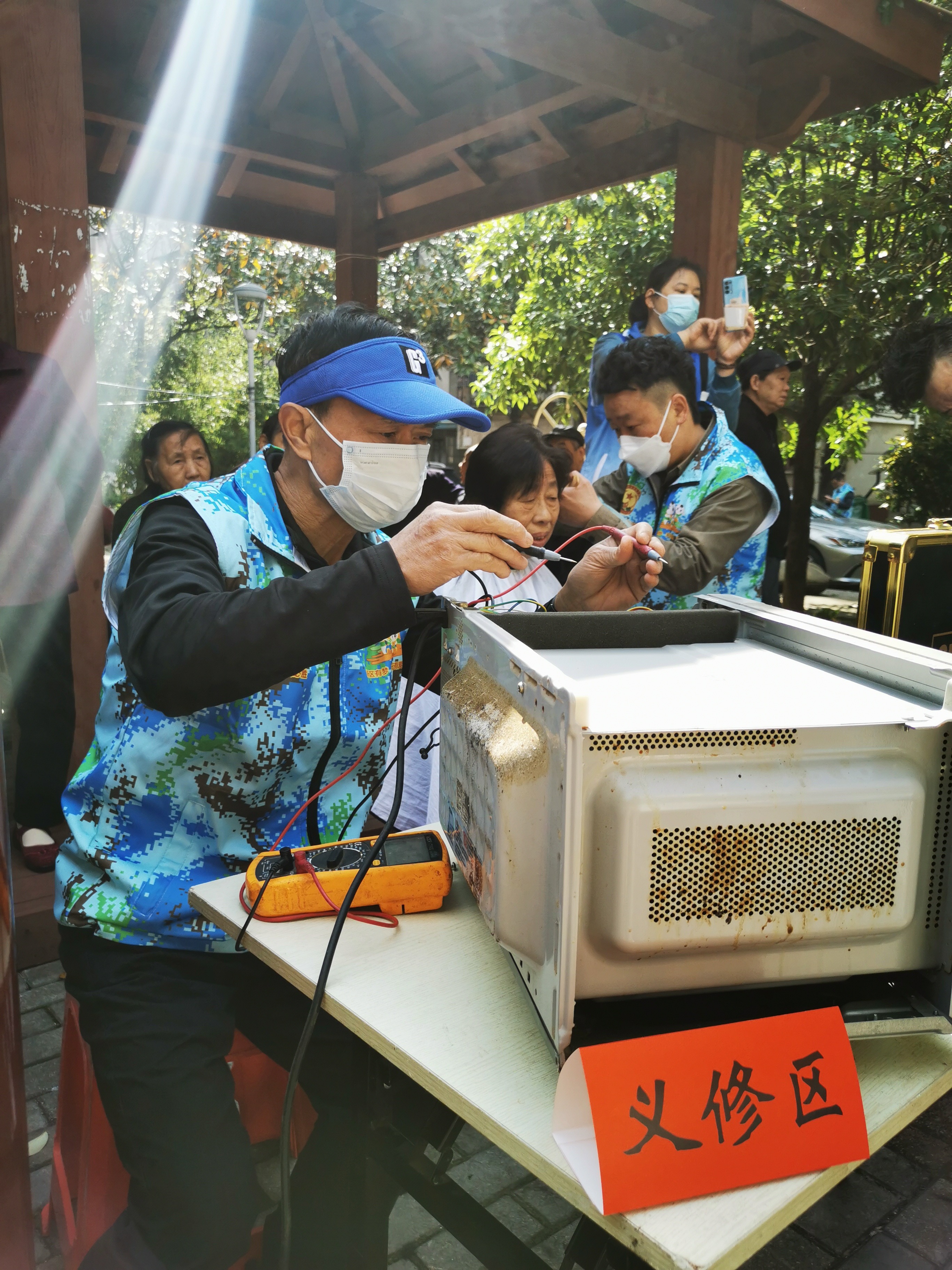 退役军人事务局 机关干部进小区 暖心行动解民忧