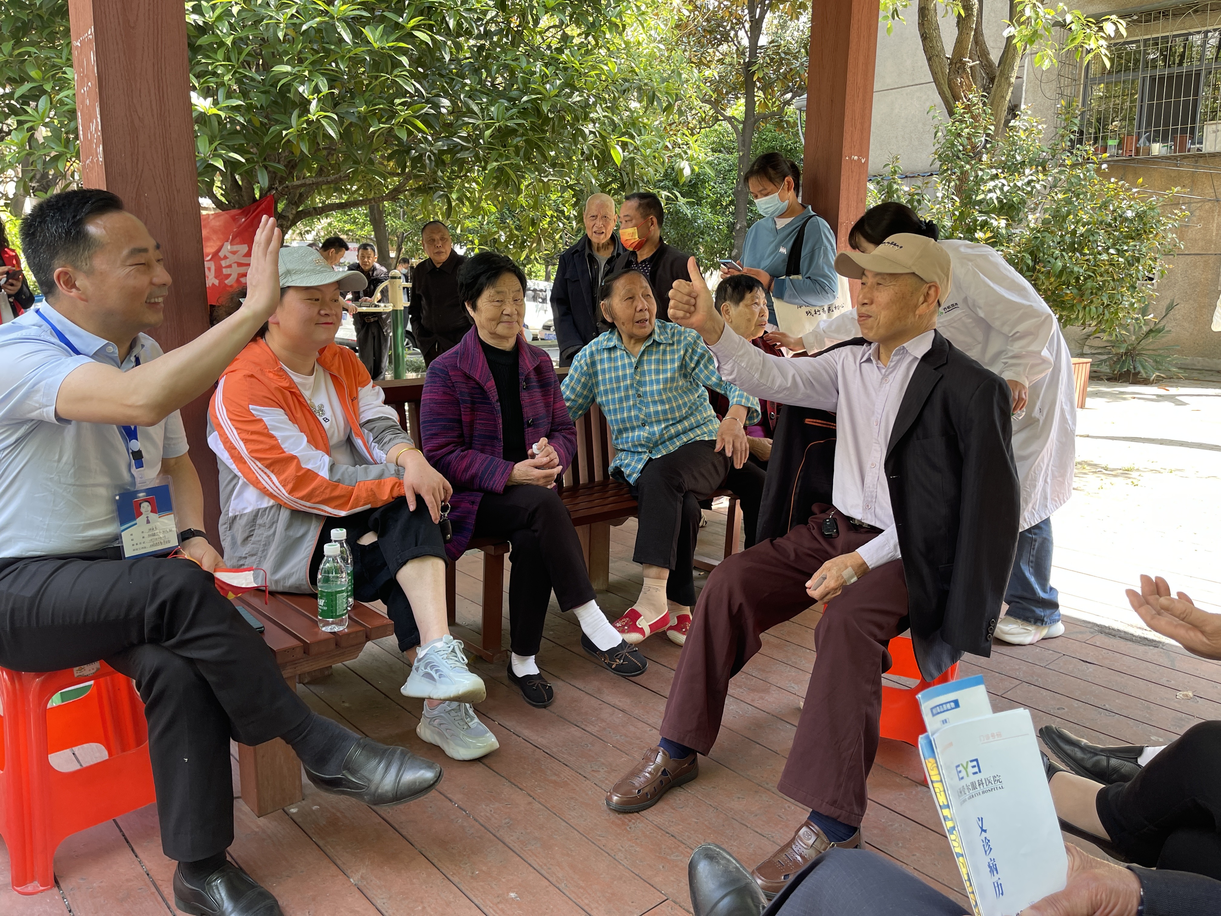 退役军人事务局 机关干部进小区 暖心行动解民忧