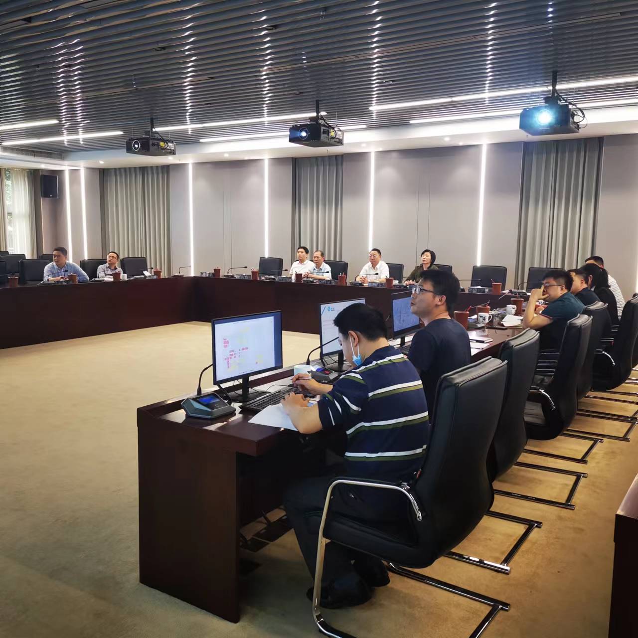徐业伟听取市本级商住用地出让片区指导价工作汇报