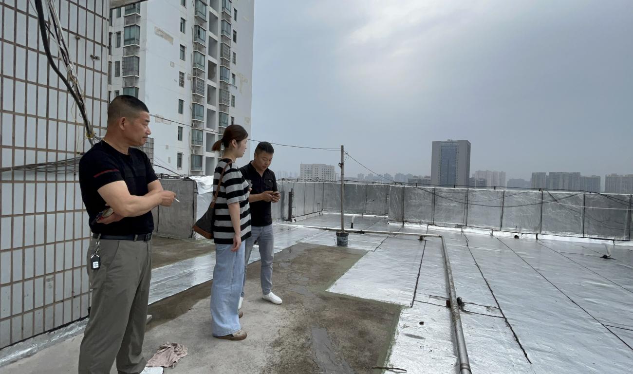 天元区发改局工作队赴云里社区国土局宿舍协调解决问题