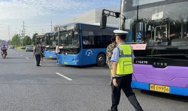 云龙交警护航高考