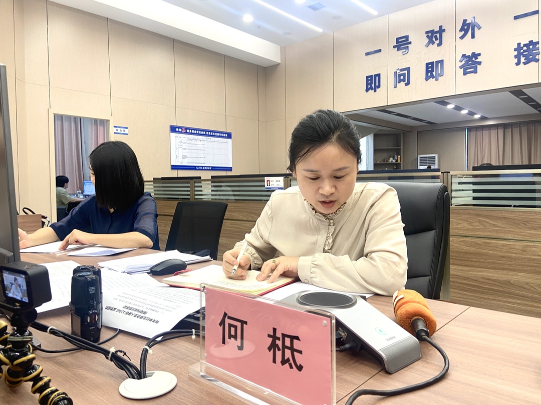 2个小时15通电话 涉及教育、环保、交通等热点问题……​何柢接听12345政务服务便民热线