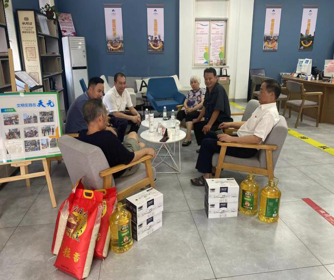 “七一”慰问老党员 传递关怀送温暖