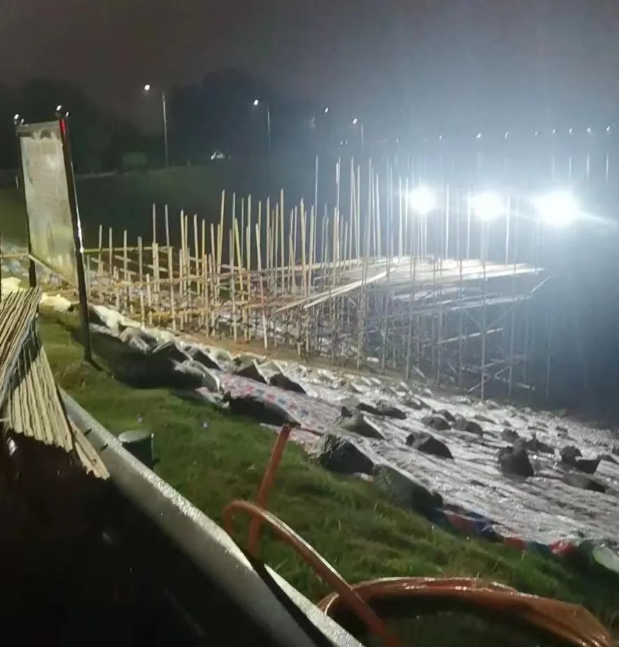 天元区多部门抢时赶工堵住湘江大堤上的跌窝险情