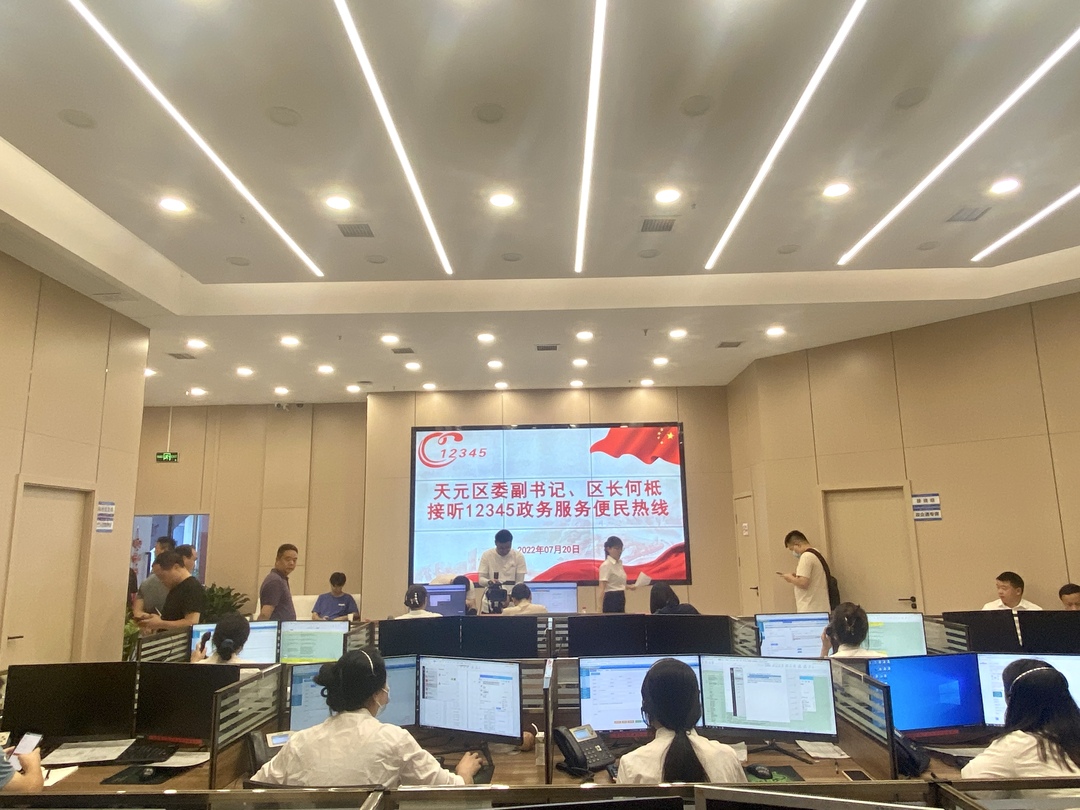 2个小时15通电话 涉及教育、环保、交通等热点问题……何柢接听12345政务服务便民热线
