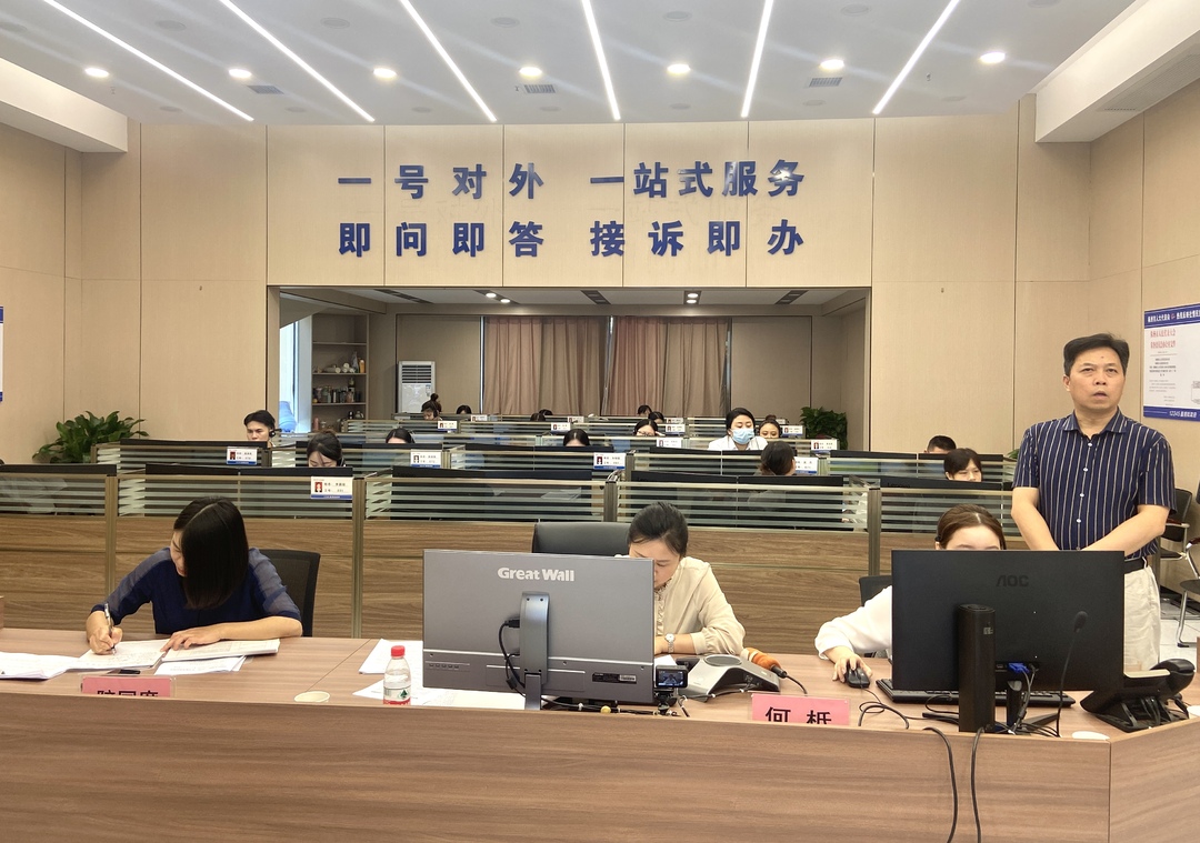 2个小时15通电话 涉及教育、环保、交通等热点问题……何柢接听12345政务服务便民热线