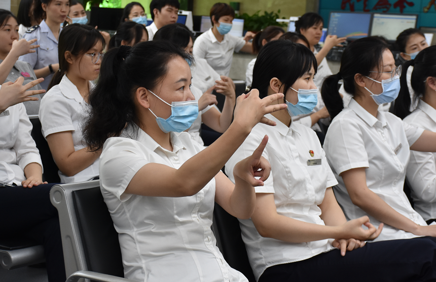 手语培训进窗口 政务服务“无障碍”