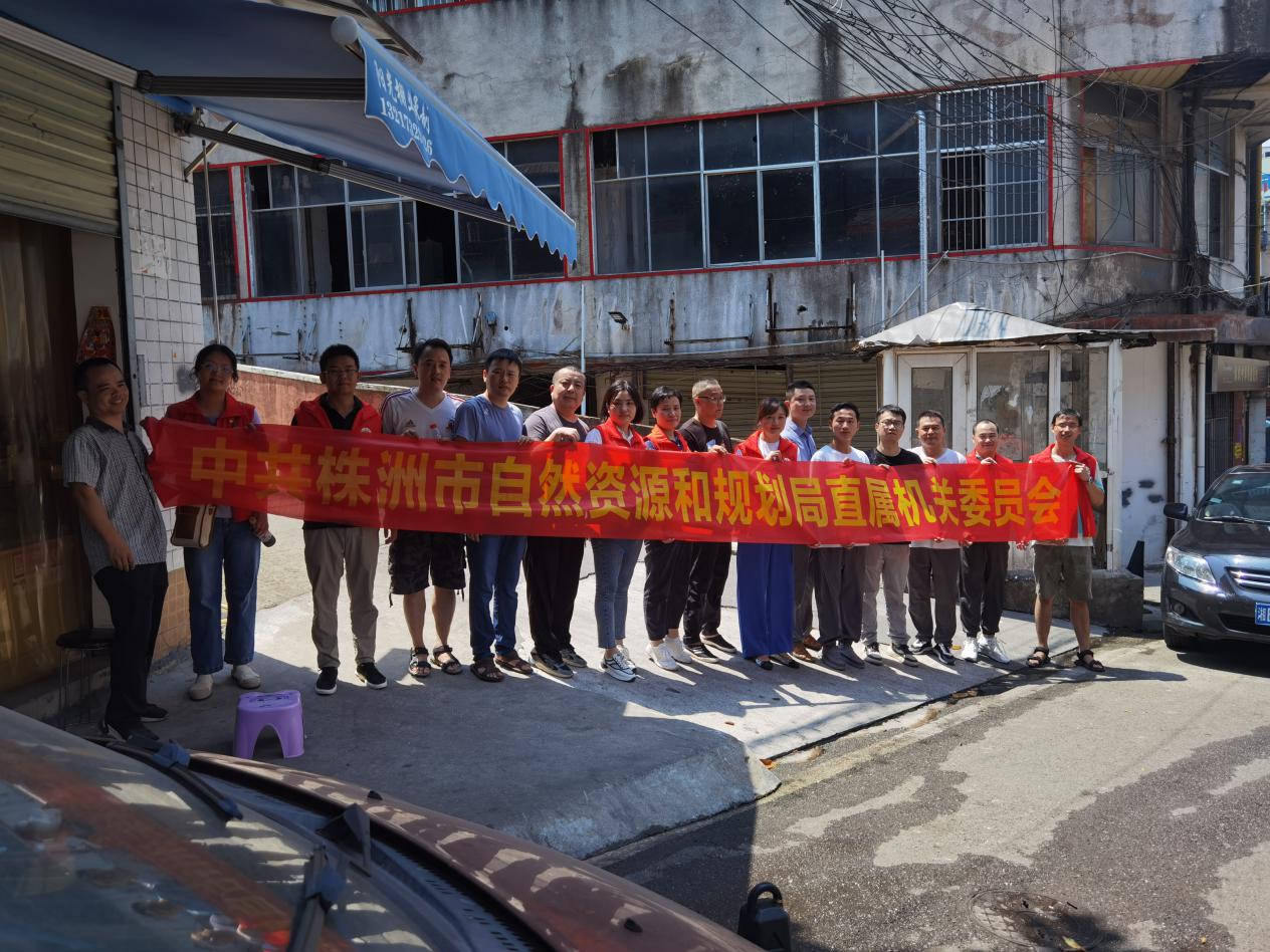 高温酷暑下 他们"汗"卫社区创文