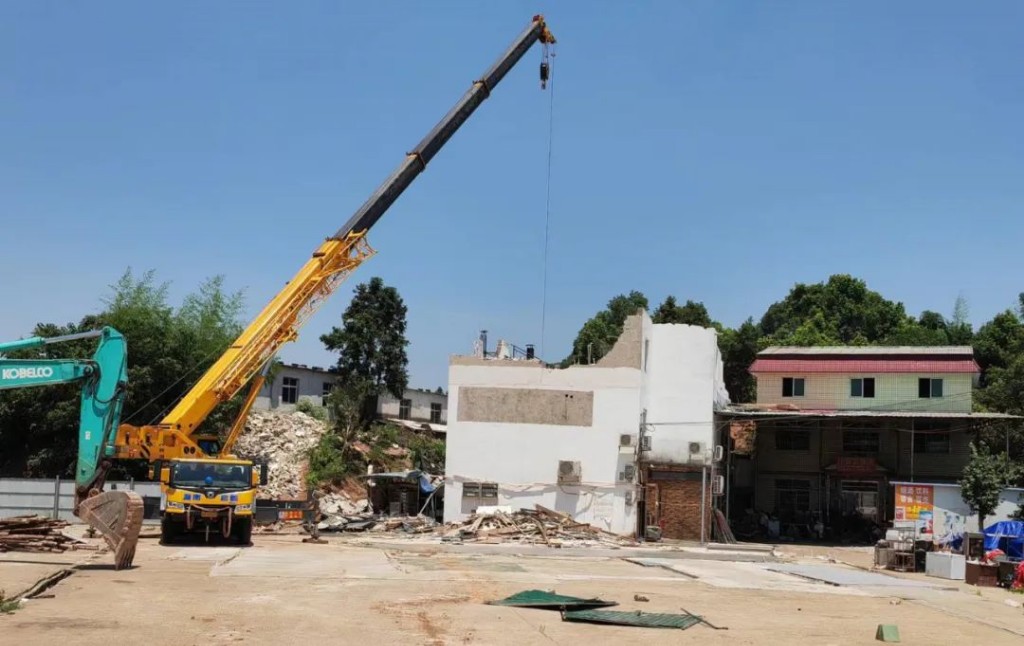我区依法拆除违建房屋54处