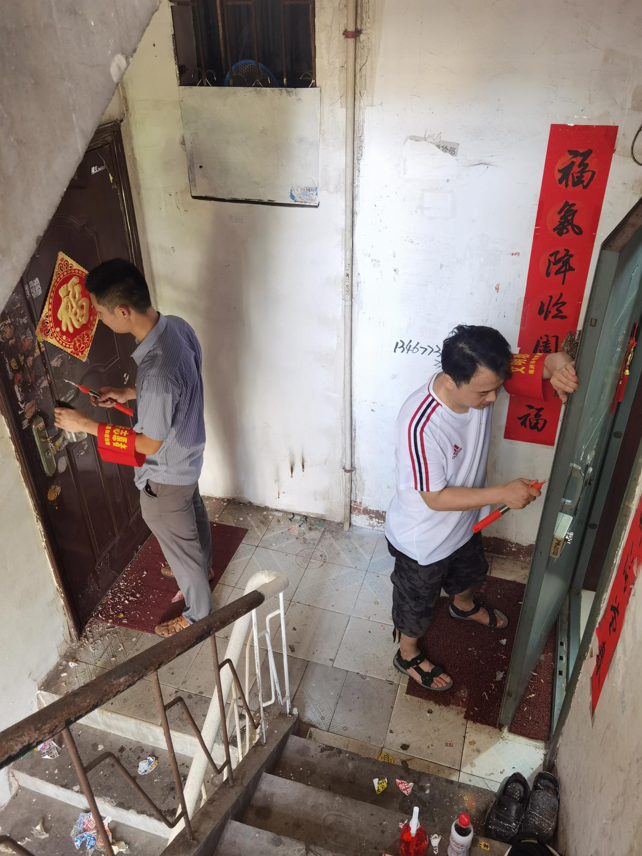 高温酷暑下 他们"汗"卫社区创文