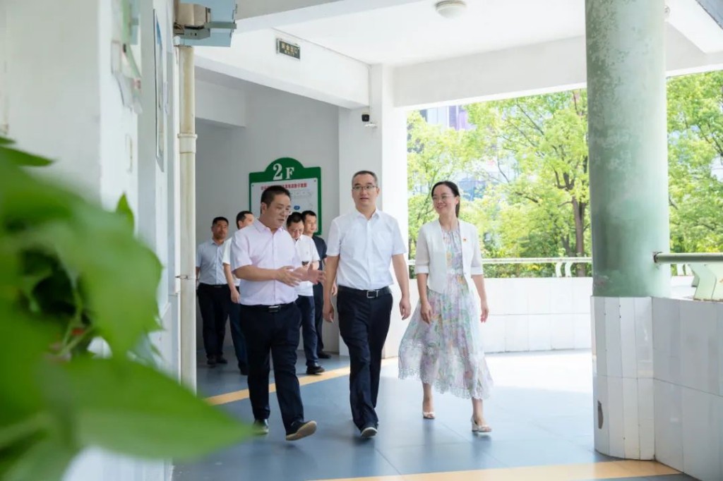 教师节前夕,邬凌云、刘智勇走访慰问一线教师!
