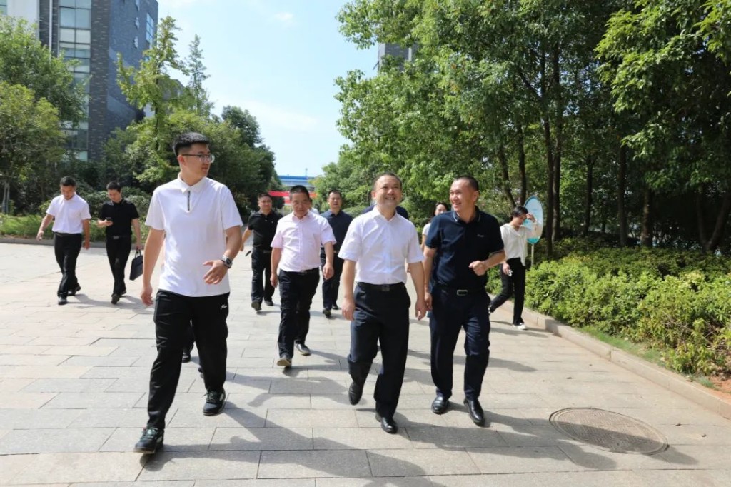 教师节前夕,邬凌云、刘智勇走访慰问一线教师!