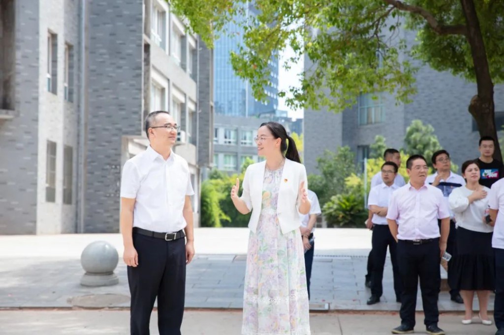 教师节前夕,邬凌云、刘智勇走访慰问一线教师!