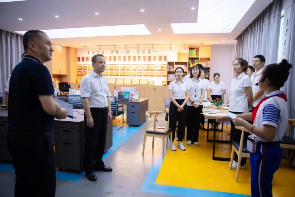 教师节前夕,邬凌云、刘智勇走访慰问一线教师!