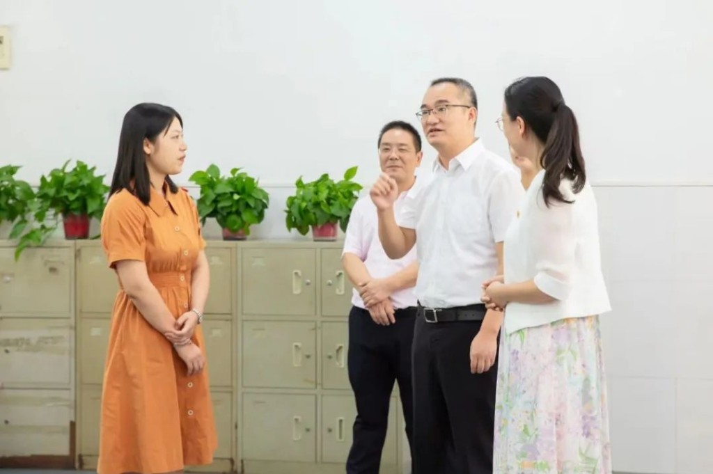 教师节前夕,邬凌云、刘智勇走访慰问一线教师!