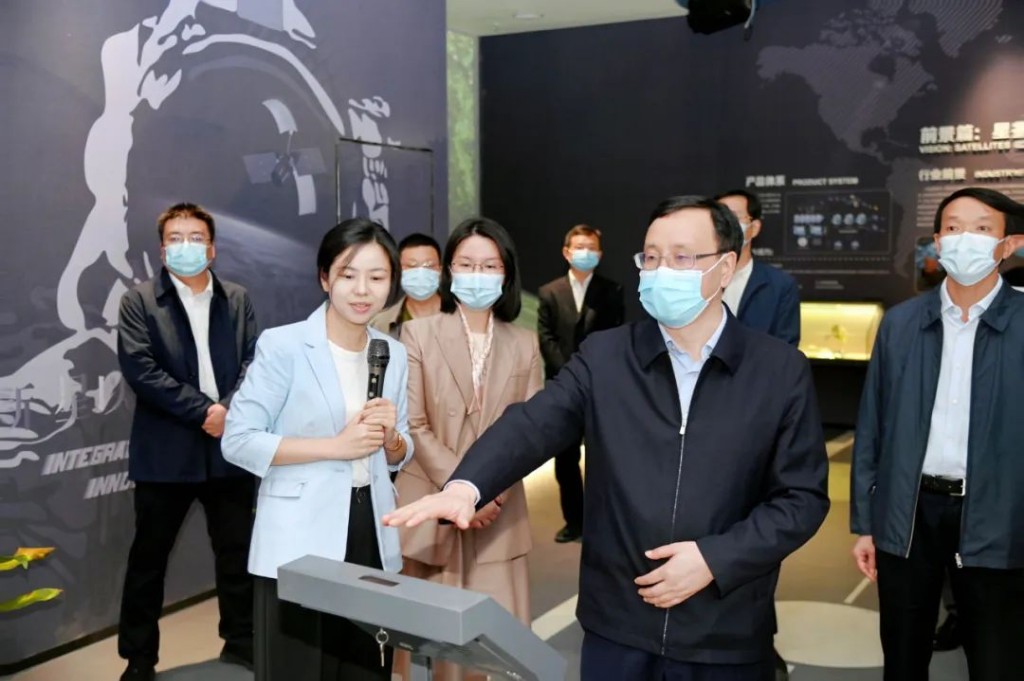 阳望平来株洲经开区考察人才工作时指出 搭建人才舞台 激发科研活力