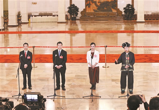 “十八洞村今天的幸福生活，要感恩总书记”——湖南代表施金通亮相党的二十大“党代表通道”