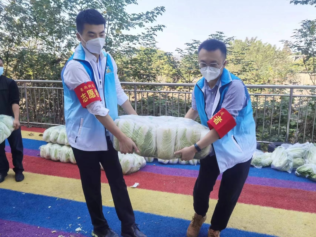 湘潭爱心人士为栗雨社区捐赠2吨蔬菜