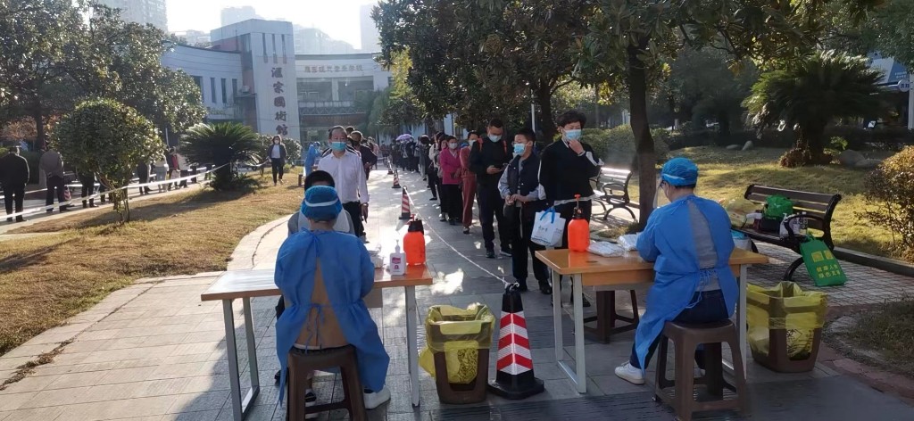 天元物业积极联合有关部门开展小区核酸检测工作