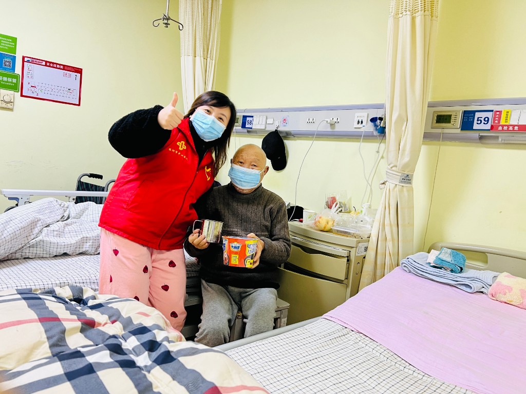 陪护丈夫的女教师化身医院最美志愿者