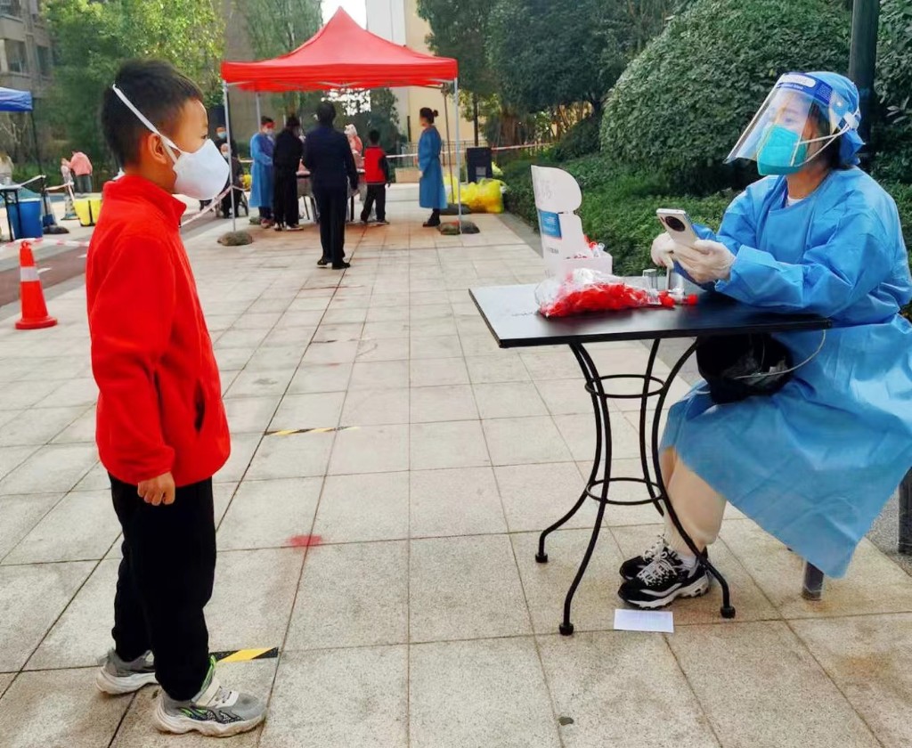 是妈妈,更是志愿者!核酸检测现场家人短聚的一幕感动人心