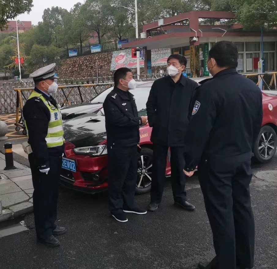 我区开展“一盔一带”、重点运输源头企业超限超载现场督查工作