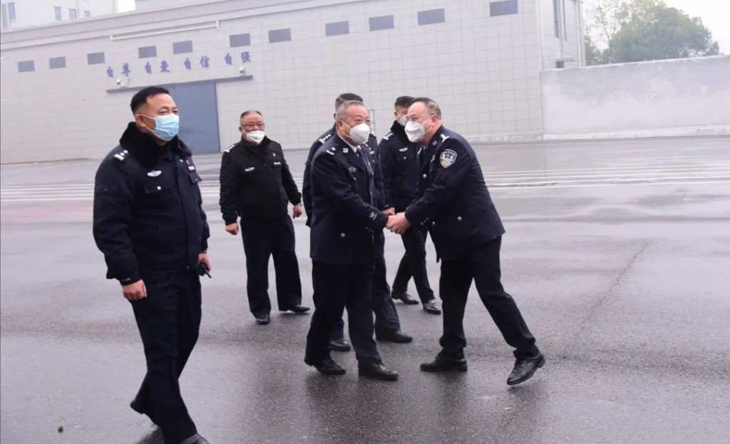 大年初一，曹跃良到市强戒所慰问值班民警职工