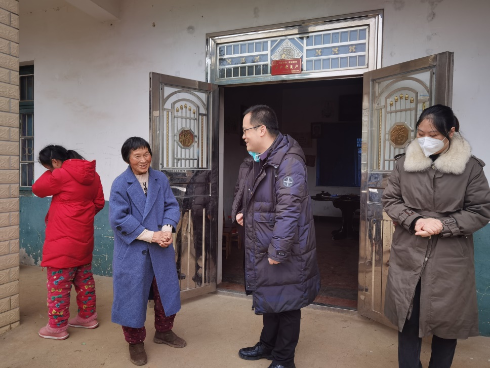 情暖寒冬 天元区机关事务服务中心走访慰问困难党员