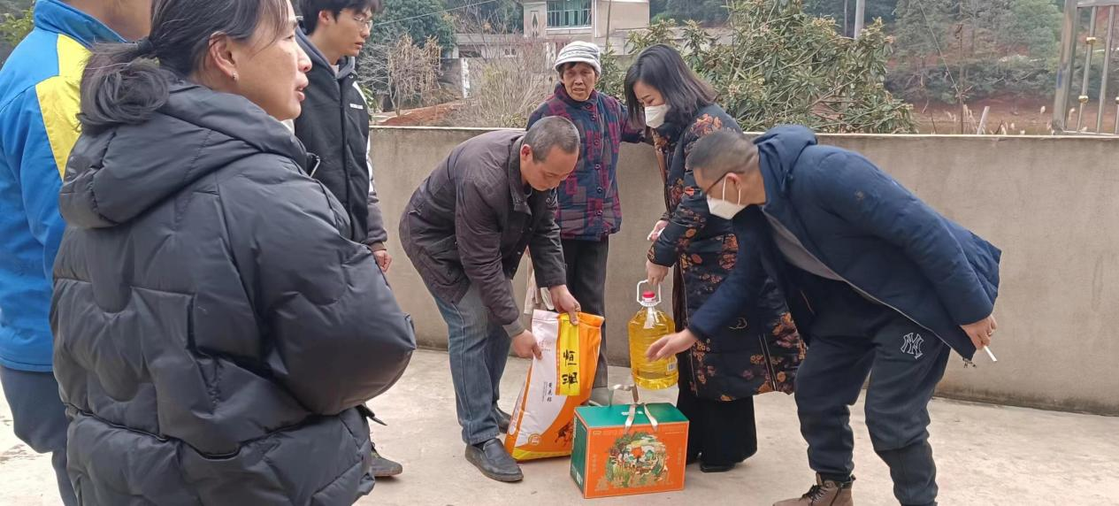 天元区自然资源局党支部书记带队走访慰问困难群众