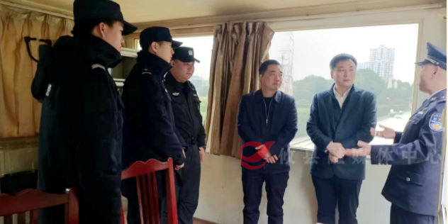 【新春走基层】县委书记李鹏程看望慰问春节期间值守一线干部职工