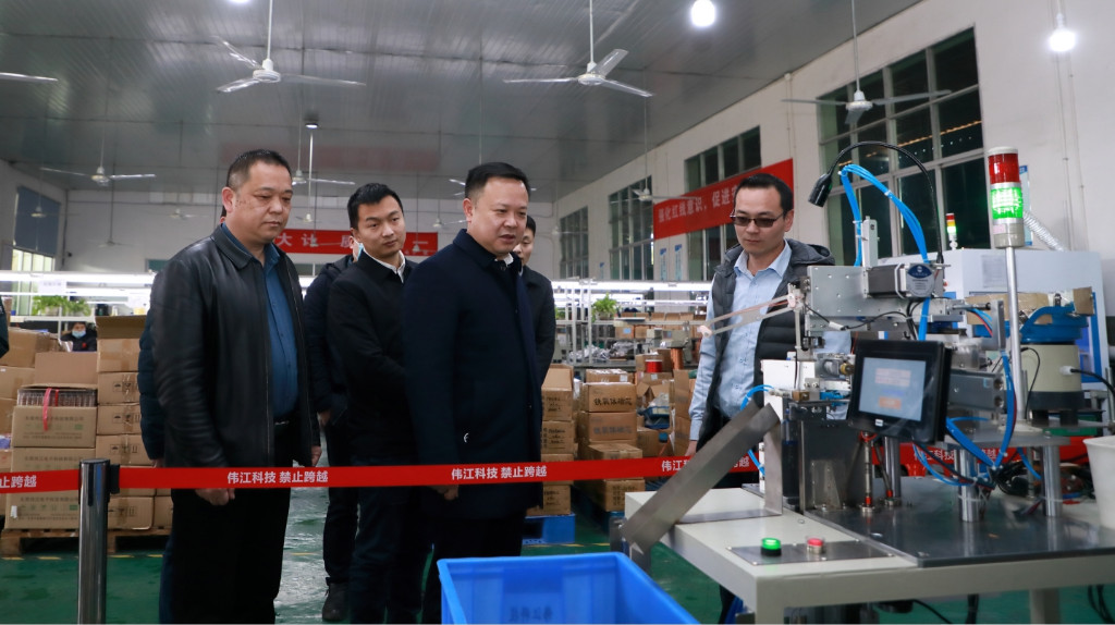 李晓彤调研小微企业时强调：全力以赴优化服务 用心用情纾困解难