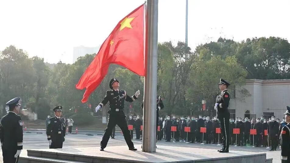 新春第一个工作日，石峰区举行升旗仪式