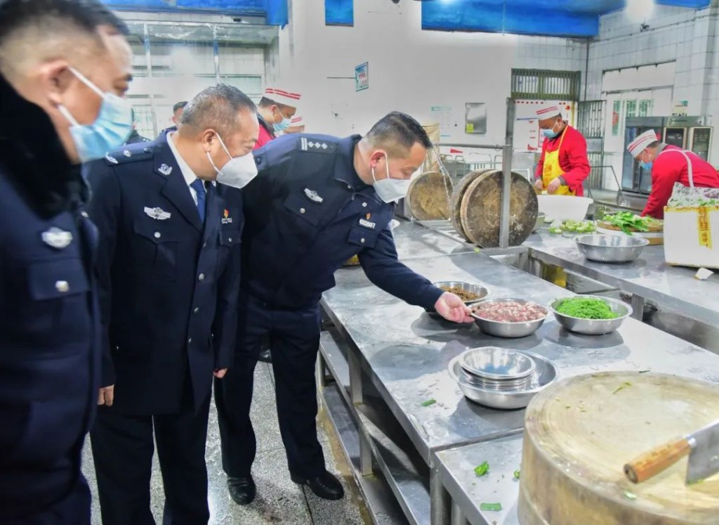 大年初一，曹跃良到市强戒所慰问值班民警职工