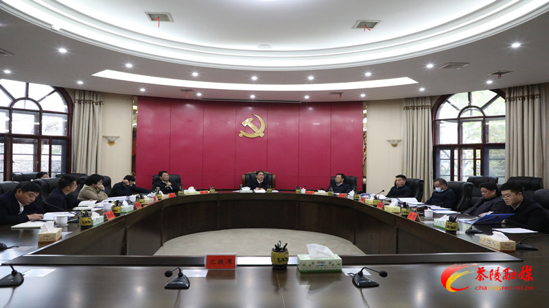 邓元连主持召开县委常委会会议