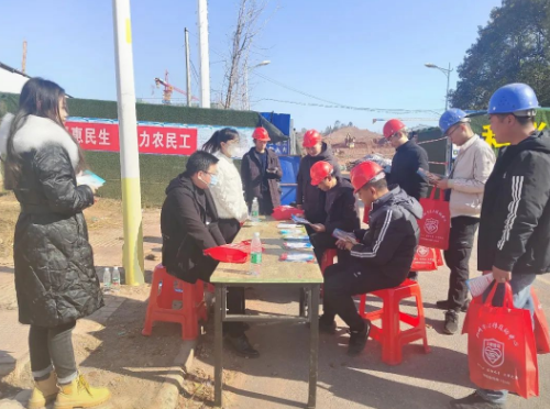 法援惠民生 助力农民工——市法援中心开展“春暖农民工”服务行动宣传活动
