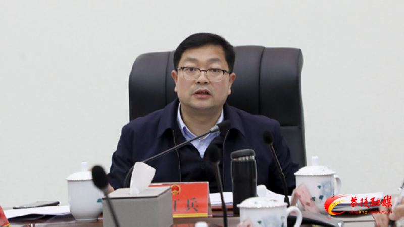 杨红兵主持召开茶陵县十八届人民政府第23次常务会议