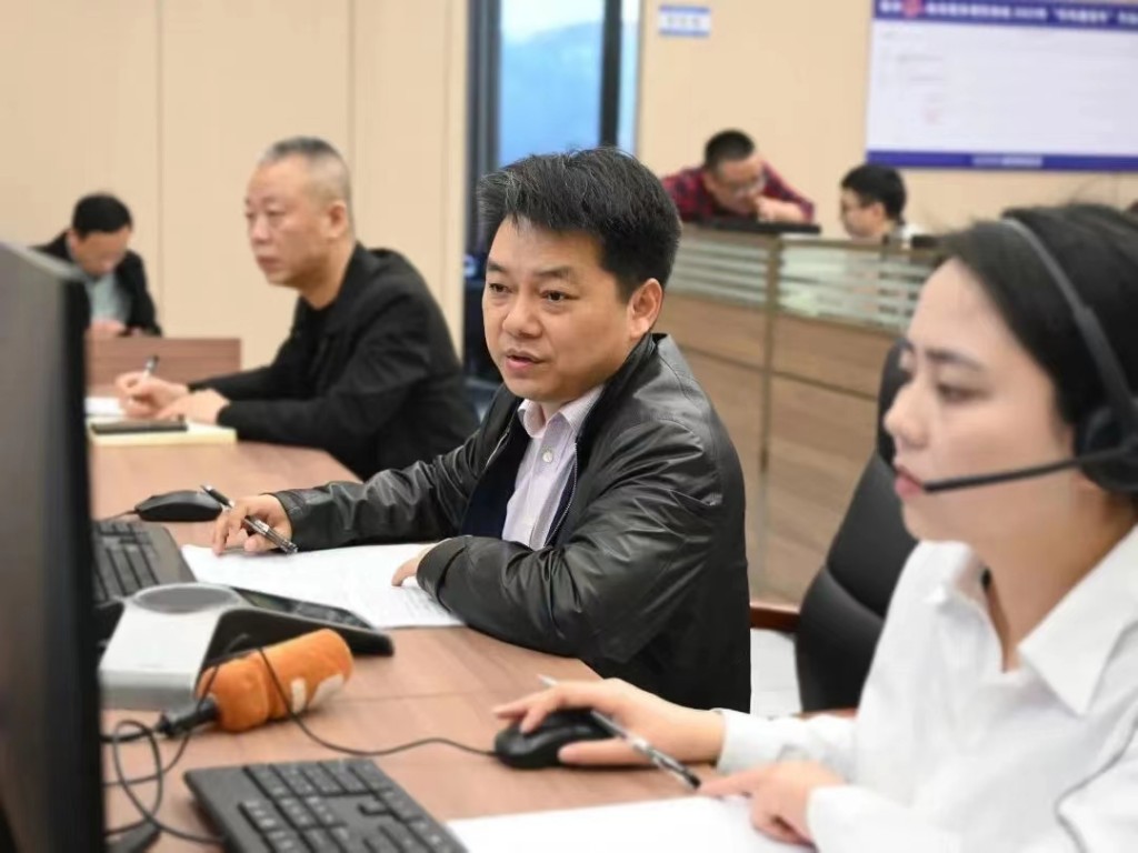区长接听“12345”热线，回复、交办一批市民关注问题