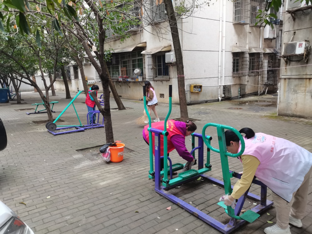 学习雷锋好榜样  服务社区惠群众