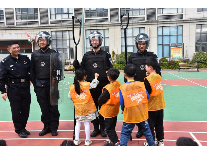 童心向警营，雷锋精神在警营闪耀