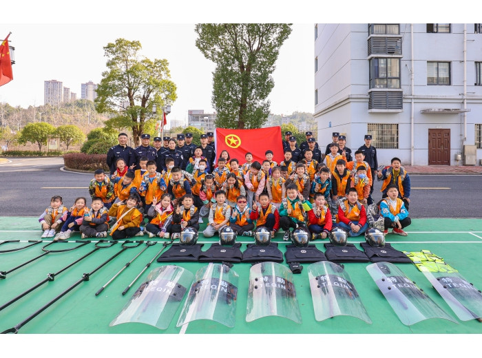 童心向警营，雷锋精神在警营闪耀