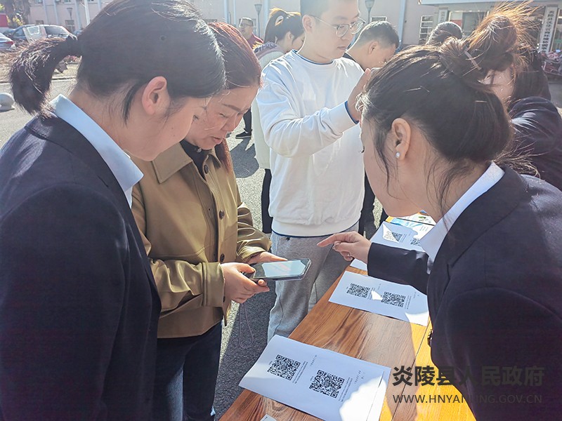 县政务服务中心开展“湘易办”超级服务端宣传推广活动