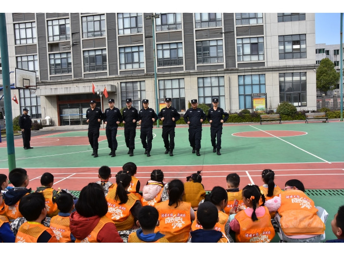 童心向警营，雷锋精神在警营闪耀